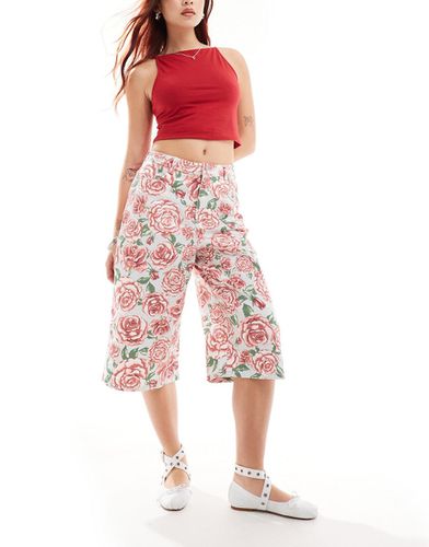 Pantaloncini culotte taglio lungo con stampa di rose - Monki - Modalova