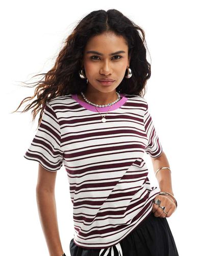 T-shirt a maniche corte a righe bordeaux con colletto rosa a contrasto - Monki - Modalova