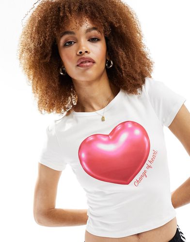 T-shirt attillata a maniche corte bianca con stampa di cuore sul davanti - Monki - Modalova