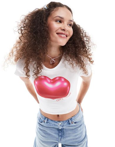 T-shirt corta a maniche corte bianca con stampa di cuore rosa - Monki - Modalova