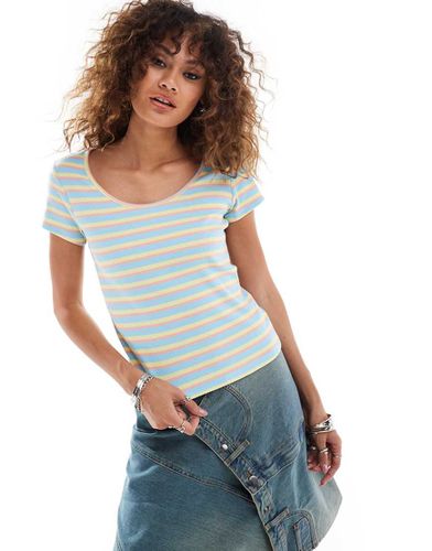 Top a maniche corte attillato con scollo rotondo a righe multicolore pastello - Monki - Modalova