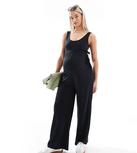 Mamalicious Maternity - Tuta jumpsuit in jersey a fondo ampio con cintura color - Mama.licious - Modalova