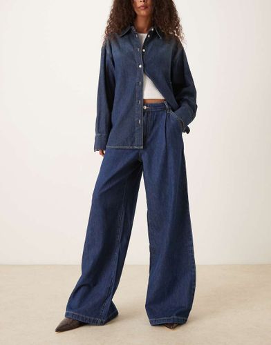 Jean droit fluide avec plis sur l'avant - foncé - Mango - Modalova