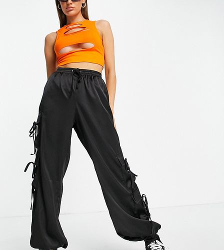 Pantaloni cargo con laccetti sul fondo in raso - Missguided - Modalova