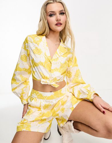 Camicia in popeline gialla con stampa tropicale allacciata sul davanti in coordinato - Miss Selfridge - Modalova