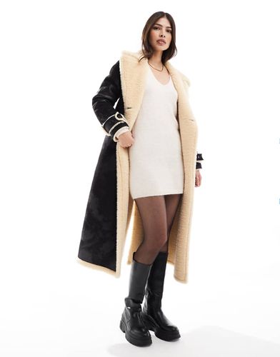 Cappotto lungo avvolgente con cintura e dettagli in pile borg a contrasto - Miss Selfridge - Modalova