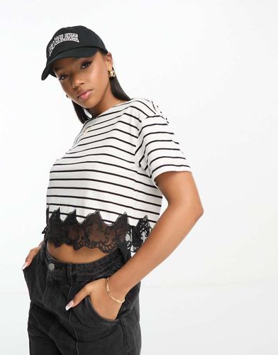 Crop top a maniche corte squadrato nero e bianco a righe con fondo in pizzo - Miss Selfridge - Modalova