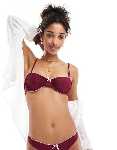 Haut de bikini à armatures avec bords à picots - Bordeaux - Miss Selfridge - Modalova