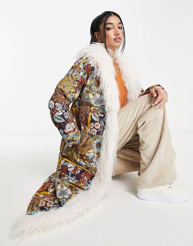 Mongolian - Piumino taglio lungo con stampa patchwork e pelliccia sintetica - Miss Selfridge - Modalova