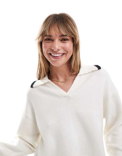 Maglione largo crema con profili neri a contrasto sul colletto stile polo - Miss Selfridge - Modalova