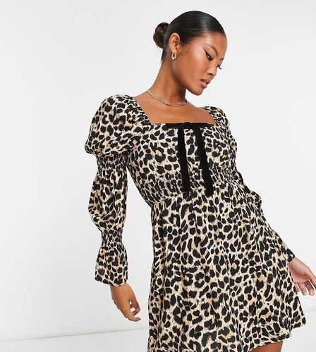 Petite - Vestito corto arricciato in vita con fiocco e stampa animalier - Miss Selfridge - Modalova