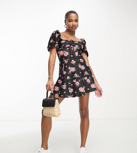 Petite - Vestito da giorno nero con stampa di rose e maniche a sbuffo - Miss Selfridge - Modalova