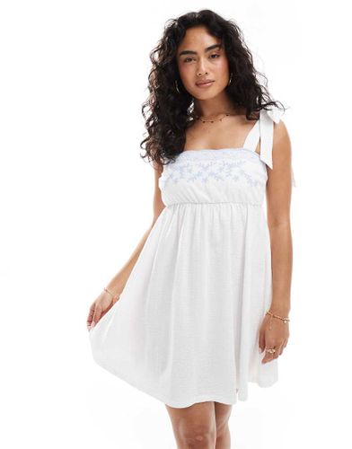 Robe babydoll courte brodée - Crème - Miss Selfridge - Modalova