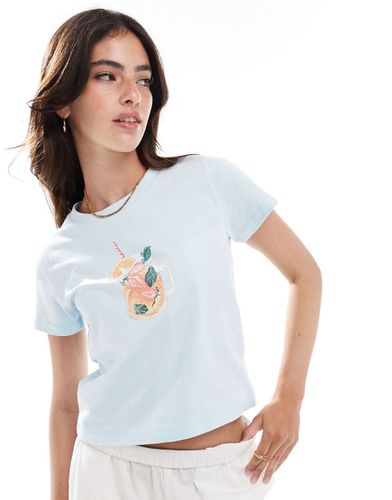 T-shirt corta e stretta con grafica di cocktail estivo - Miss Selfridge - Modalova