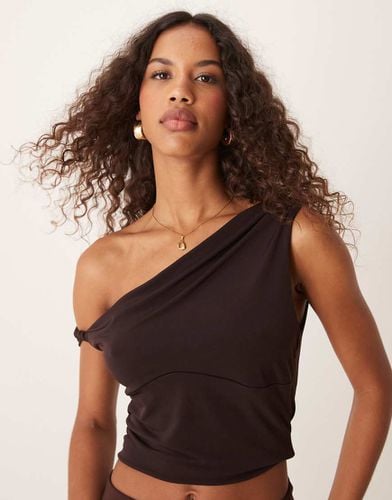 Top monospalla drappeggiato color cioccolato - Miss Selfridge - Modalova