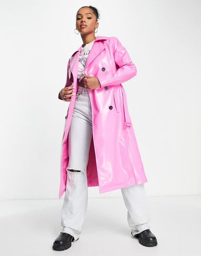 Trench in pelle sintetica effetto vinile acceso con cintura - Miss Selfridge - Modalova