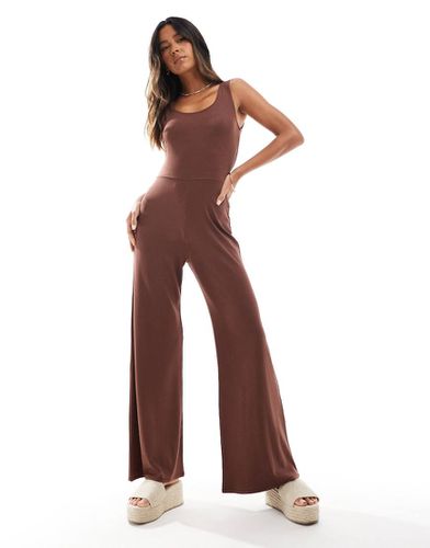 Tuta jumpsuit color cioccolato con scollo rotondo - Miss Selfridge - Modalova