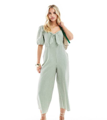 Nobody's Child Petite - Simone - Tuta jumpsuit a quadretti con maniche a sbuffo e allacciatura - Nobody’s Child Petite - Modalova