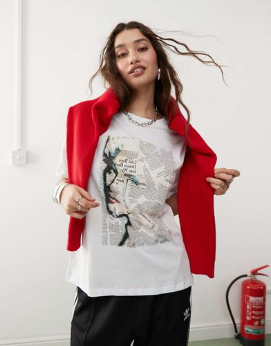 T-shirt oversize bianca con grafica di Madonna realizzata con quotidiani - Noisy May - Modalova