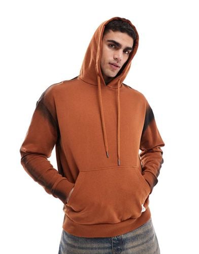 Felpa con cappuccio oversize color ruggine effetto spray - Native Youth - Modalova