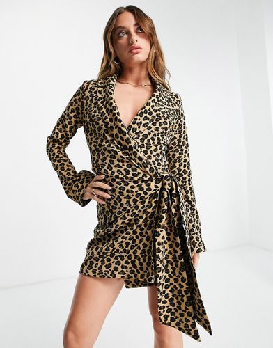 Vestito corto stile blazer a portafoglio leopardato - Never Fully Dressed - Modalova