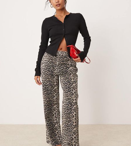 Jeans a fondo ampio con stampa leopardata - New Look Petite - Modalova