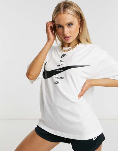 T-shirt boyfriend bianca con logo multi - Nike - Modalova