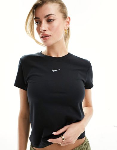 T-shirt corta attillata nera - Nike - Modalova