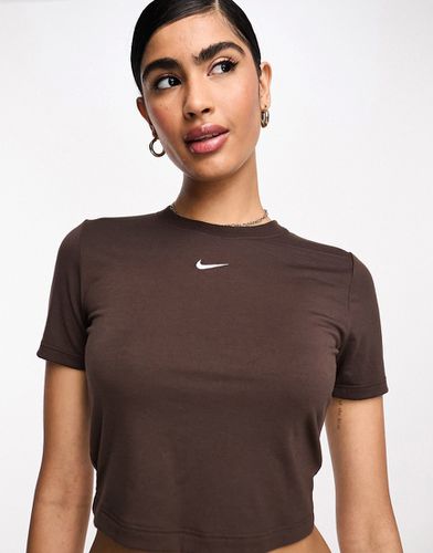 T-shirt slim taglio corto marrone barocco con logo piccolo - Nike - Modalova