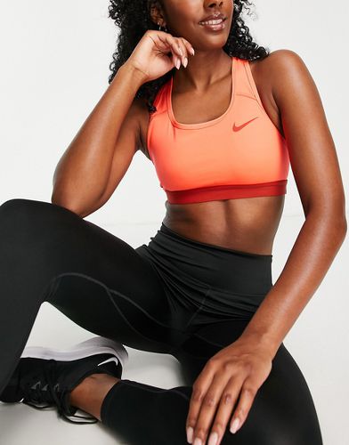 Dri-FIT Swoosh - Reggiseno sportivo a supporto medio scuro con logo - Nike Training - Modalova