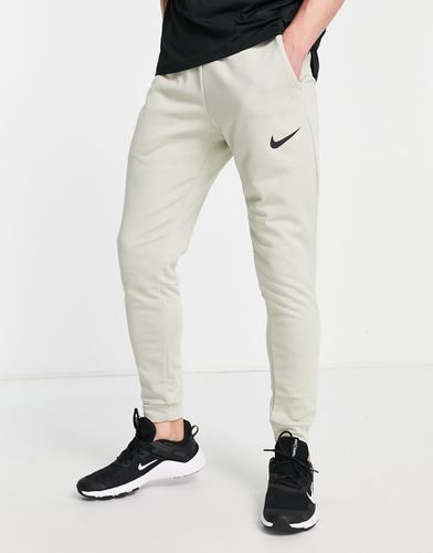 Joggers in pile affusolati color pietra - Nike Training - Modalova