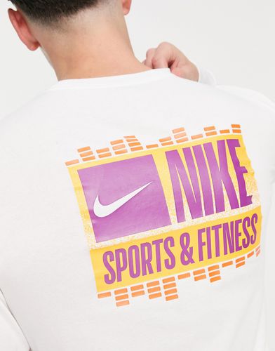 Maglietta bianca a maniche lunghe con grafica sportiva sul retro - Nike Training - Modalova