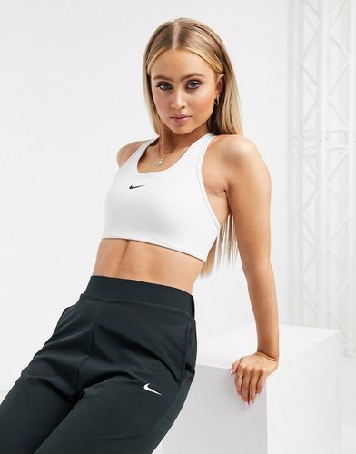 Reggiseno sportivo a sostegno medio Dri-FIT con logo Nike - Nike Training - Modalova