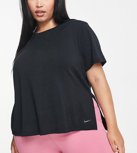 Nike Yoga Plus - T-shirt nera con spacco sul fondo in tessuto Dri-FIT - Nike Training - Modalova