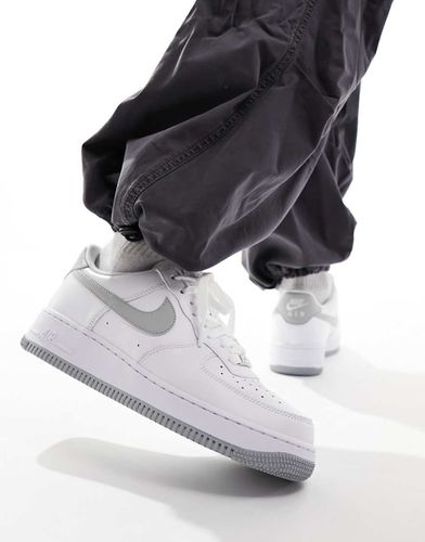 Air Force 1 '07- Sneakers da uomo bianche e grigie - Nike - Modalova