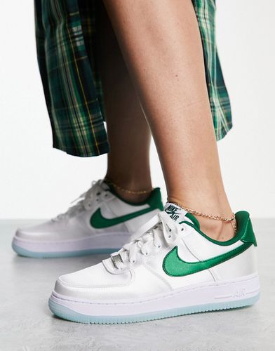 Air Force 1 '07- Sneakers in raso bianche e verde sport - Nike - Modalova