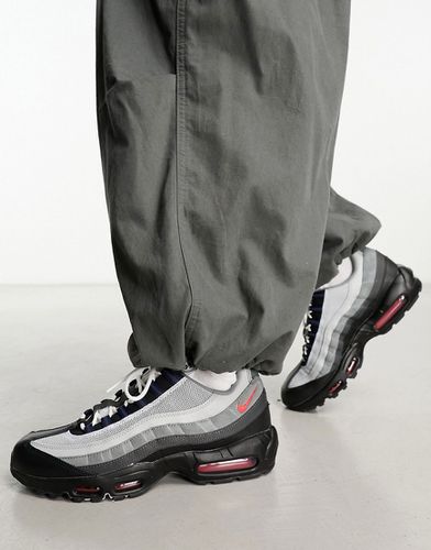 Air Max 95 Essential - Sneakers grigie, nere e rosse - Nike - Modalova