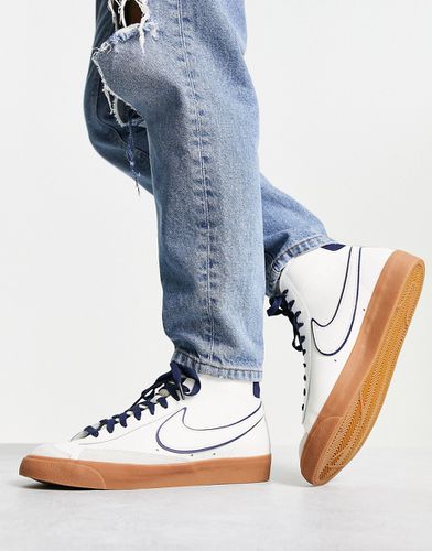 Blazer Mid '77 - Sneakers alte premium bianche e blu navy con suola in gomma - Nike - Modalova