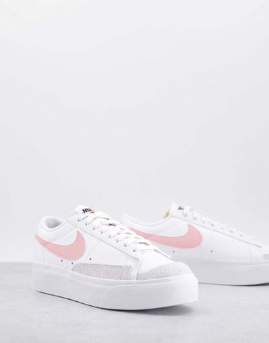 Blazer - Sneakers basse con plateau bianche e rosa effetto lucido - Nike - Modalova