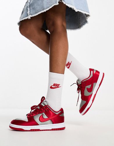 Dunk Low - Sneakers basse in raso e rosso college - Nike - Modalova