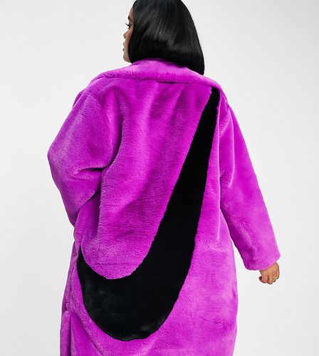 Plus - Cappotto lungo in pelliccia sintetica color viola acceso e con logo - Nike - Modalova