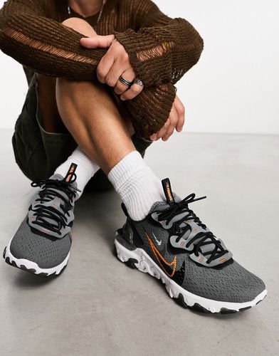 React Vision - Sneakers grigie, bianche e arancioni con loghi sovrapposti - Nike - Modalova