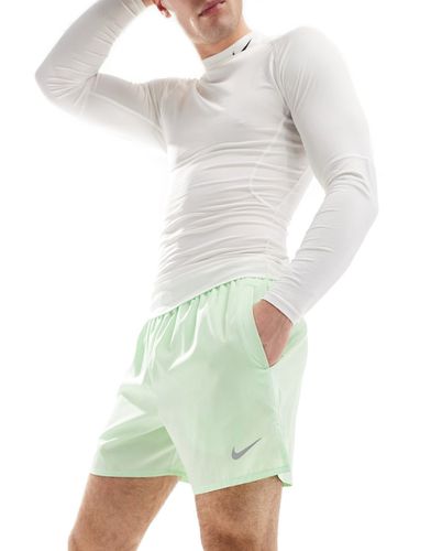 Dri-Fit Challenger - Pantaloncini verdi da 5" - Nike Running - Modalova