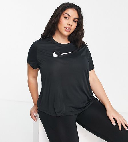Plus - T-shirt nera con logo Nike diviso a metà - Nike Running - Modalova