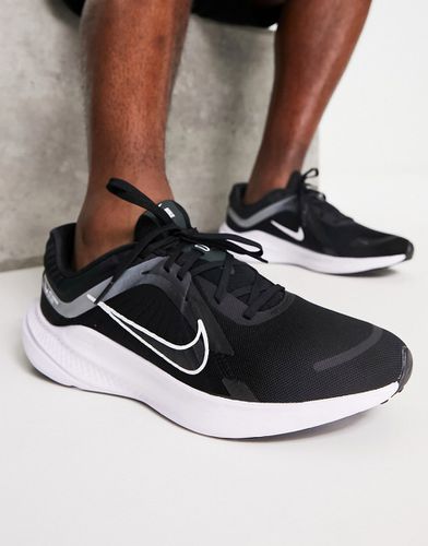 Quest 5 - Sneakers nere e grigie - Nike Running - Modalova