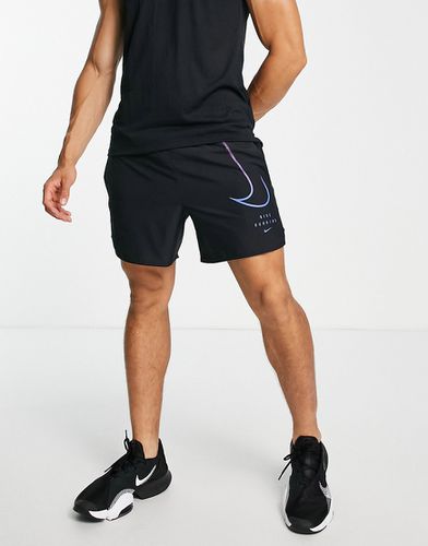 Run Division Challenger Dri-FIT Swoosh - Pantaloncini neri con logo da 5" - Nike Running - Modalova