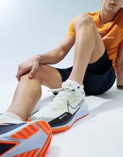 React Pegasus Trail 4 Gore-Tex - Sneakers bianco sporco e arancione - Nike Running - Modalova