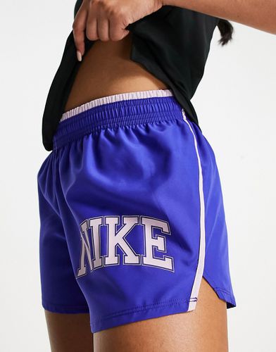 Swoosh Run Dri-FIT 10k Heritage - Pantaloncini scuro e lilla con logo - Nike Running - Modalova