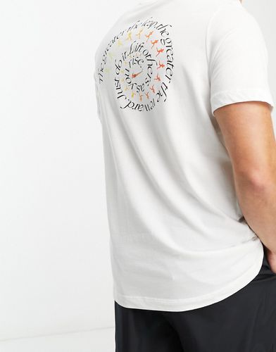 T-shirt bianca con stampa sul retro - Nike Running - Modalova