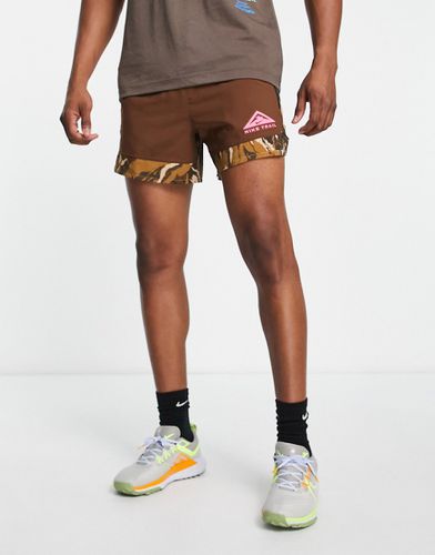 Trail Flex Stride Dri-FIT - Pantaloncini marroni stampati da 5" - Nike Running - Modalova